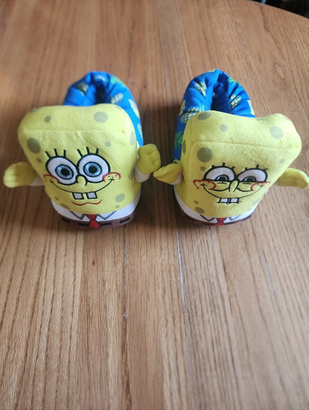 NWOT Nickelodeon SpongeBob SquarePants Loungewear Youth Slippers Sze 2-3